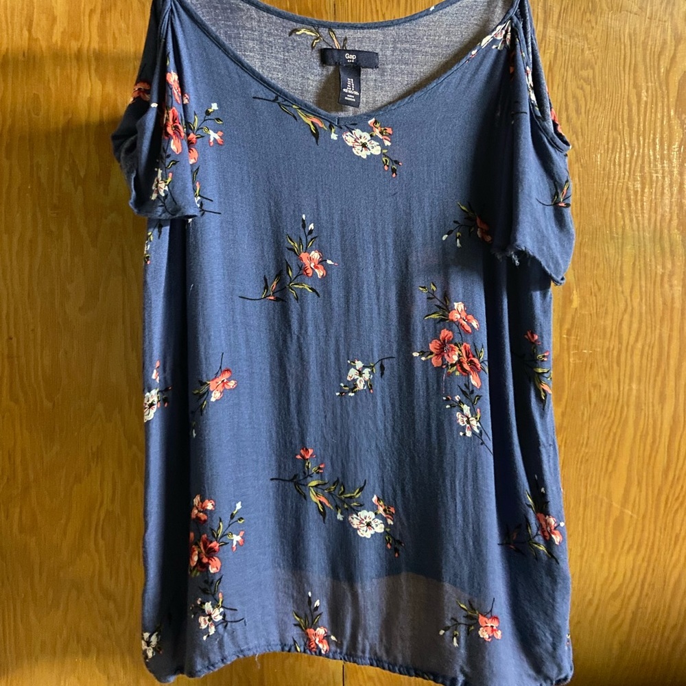 Woman's Gap too size small